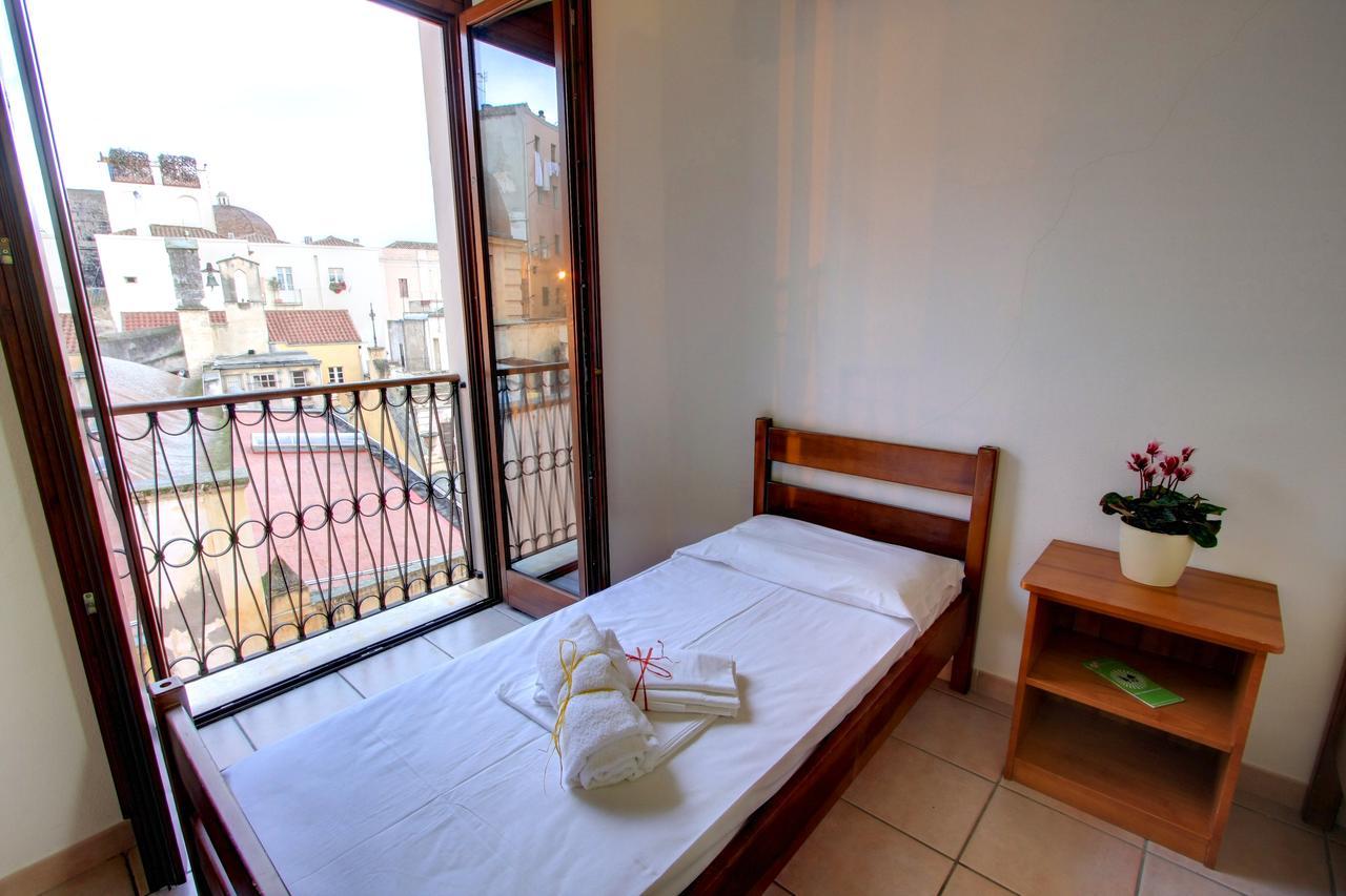 Hostel Marina Кальяри Экстерьер фото